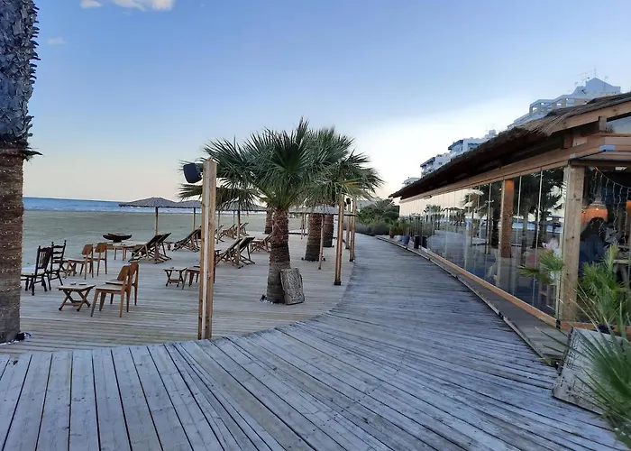 Large Apt 2 Bedrooms Sea View & 2 Balconies Апартаменти *