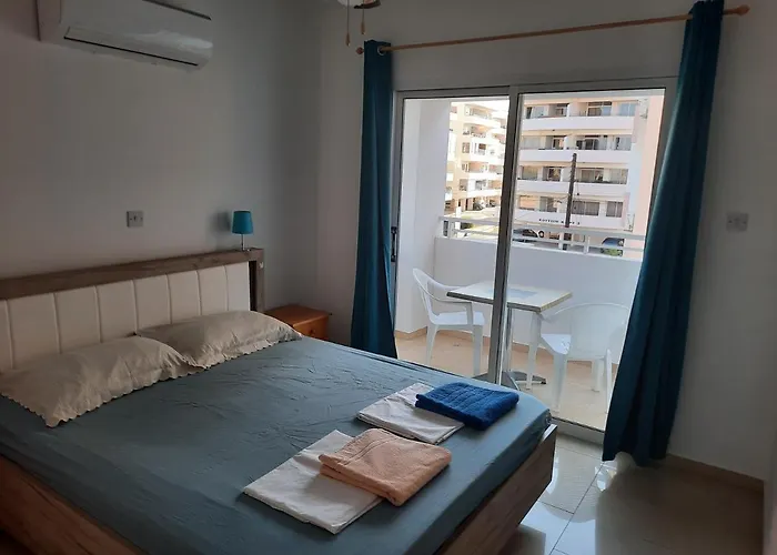 Large Apt 2 Bedrooms Sea View & 2 Balconies Апартаменти Ларнака