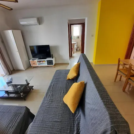 Large Apt 2 Bedrooms Sea View & 2 Balconies דירה