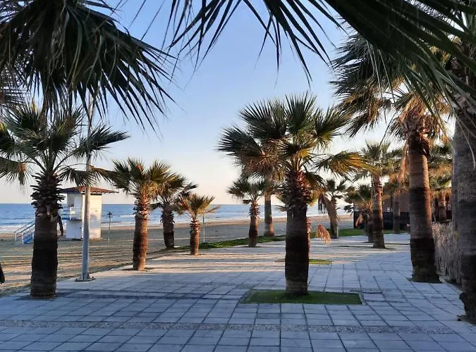 Large Apt 2 Bedrooms Sea View & 2 Balconies ラルナカ