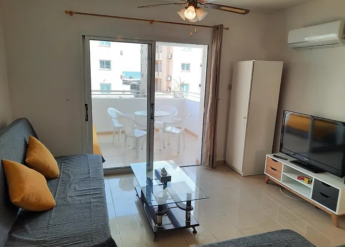 Large Apt 2 Bedrooms Sea View & 2 Balconies アパート ラルナカ