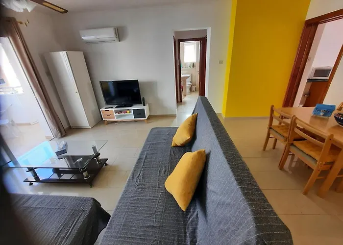 Large Apt 2 Bedrooms Sea View & 2 Balconies דירה